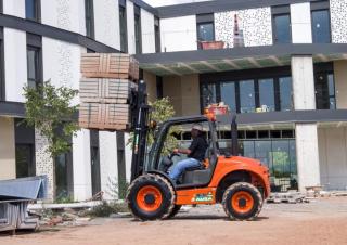 Carretillas elevadoras todo terreno Ausa C 250 H