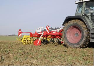 Cultivadores Pöttinger Synkro 3030 nova