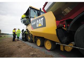Extendedoras asfálticas  de ruedas Caterpillar AP600F