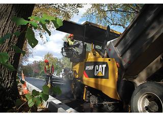 Extendedoras asfálticas sobre orugas Caterpillar AP555F