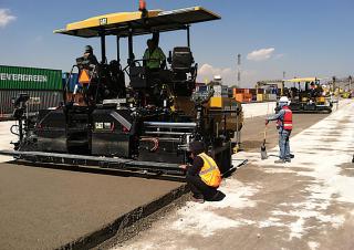 Extendedoras asfálticas sobre orugas Caterpillar AP655F