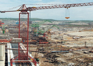 Grúas torre con pluma rotativa Favelle Favco MK220D