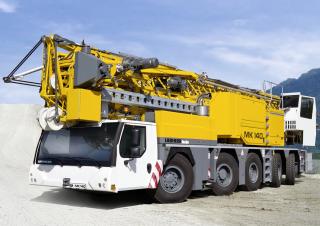 Grúas torre con rotación inferior  sobre vehículo Liebherr MK 140