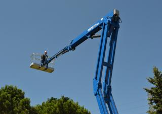 Plataformas elevadoras articuladas Plataformas elevadoras articuladas remolcables CTE ZED 32 JHV