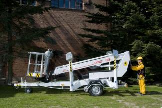 Plataformas telescópicas Plataformas telescópicas remolcables Dino Lift Dino 135T
