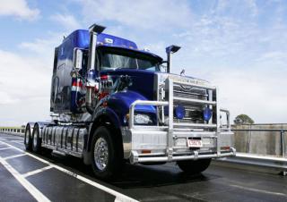 Camiones Tractoras Mack TITAN Day Cab ISX 550 8x6
