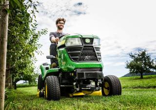 Cortacéspedes y tractores de jardín John Deere X370