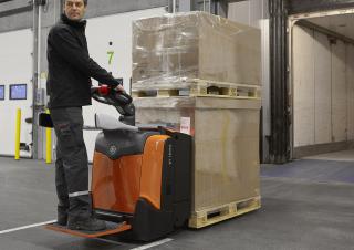 Transpaleta elec. de conductor acompañante BT LPE 200