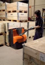 Transpaleta elec. de conductor acompañante BT LWE 140