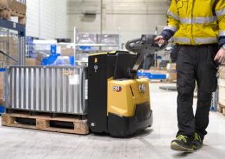 Transpaleta elec. de conductor acompañante Caterpillar NPP20N3
