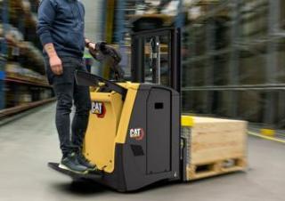 Transpaleta manual Transpaletas con plataforma elevadora Caterpillar NPV20N3D