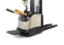 Apiladores de palets con plataforma elevadora Crown ET 4000-1.2 TT