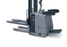 Apiladores de palets con plataforma elevadora TCM PSP 15