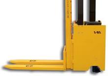 Apiladores de palets con plataforma elevadora CVitalia S-OS 16/30