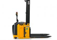 Apiladores de palets con plataforma elevadora OM VL ST VVE 15