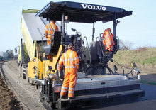 Extendedoras asfálticas sobre orugas Volvo ABG5820