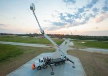 Plataformas telescópicas sobre camión Elliott Equipment E210i E-Line