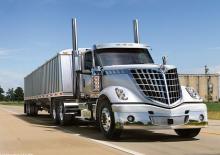 Tractoras International LoneStar 132 Sky-Rise Sleeper Cummins X15