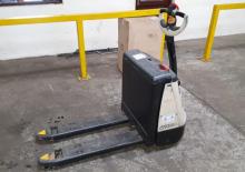 Transpaleta elec. de conductor acompañante Crown WP 2315