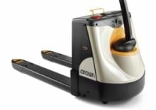 Transpaleta elec. de conductor acompañante Crown WP 3045