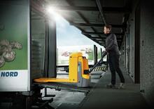 Transpaleta elec. de conductor acompañante Jungheinrich EJE 225r