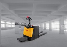 Transpaletas con plataforma elevadora TCM PAP25T-ES