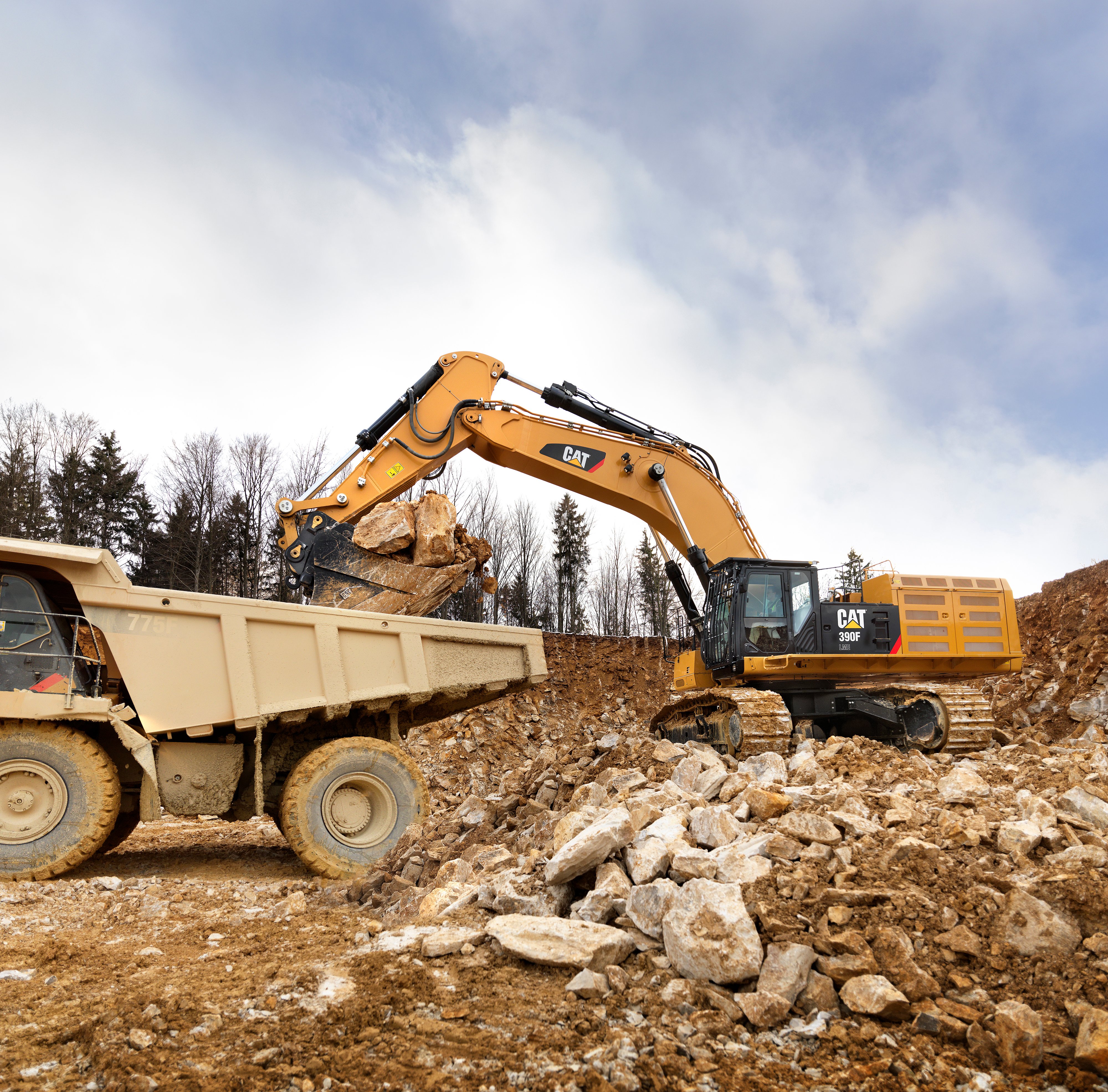 キャタピラー建機 CAT 390F L HYDRAULIC EXCAVATORフィアット君